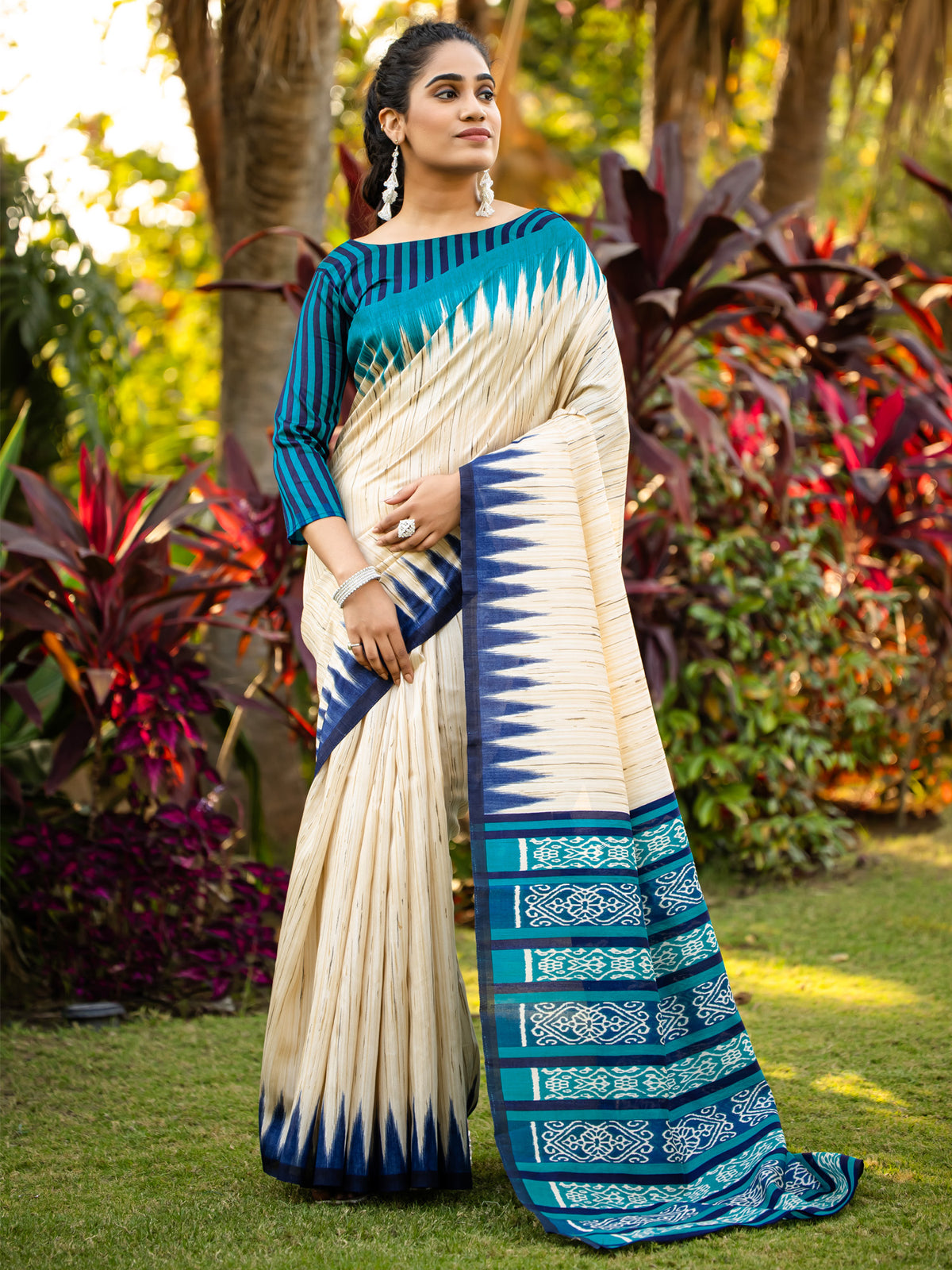 ساري نسائي من حرير بهجالبوري بيج مطبوع بتصميم أنيق مع قطعة بلوزة