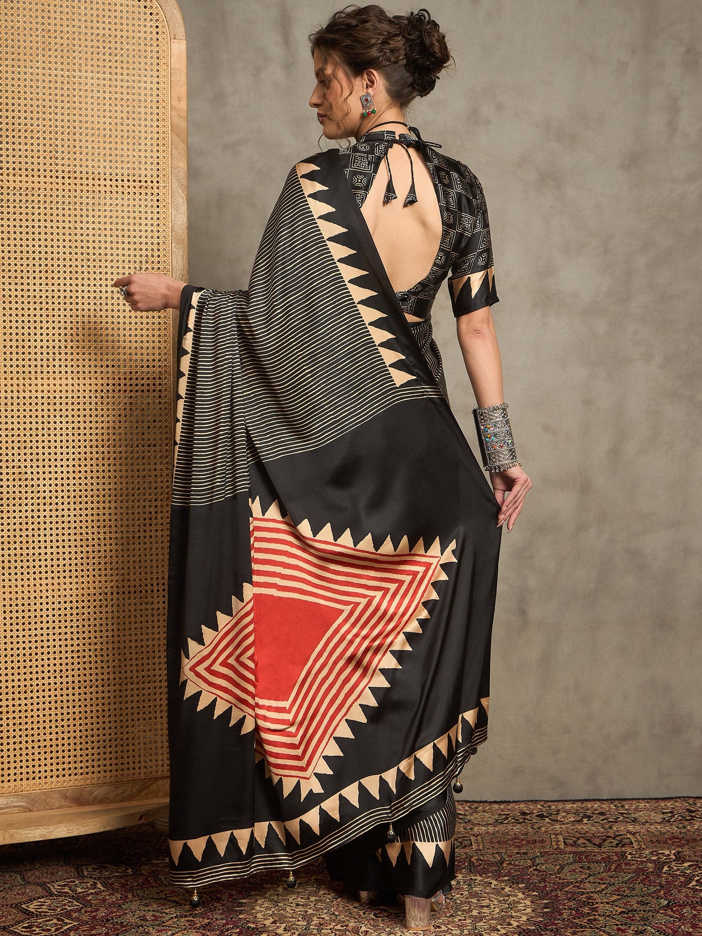 Women's Pure Crepe Black Printed Designer Saree With Blouse Piece