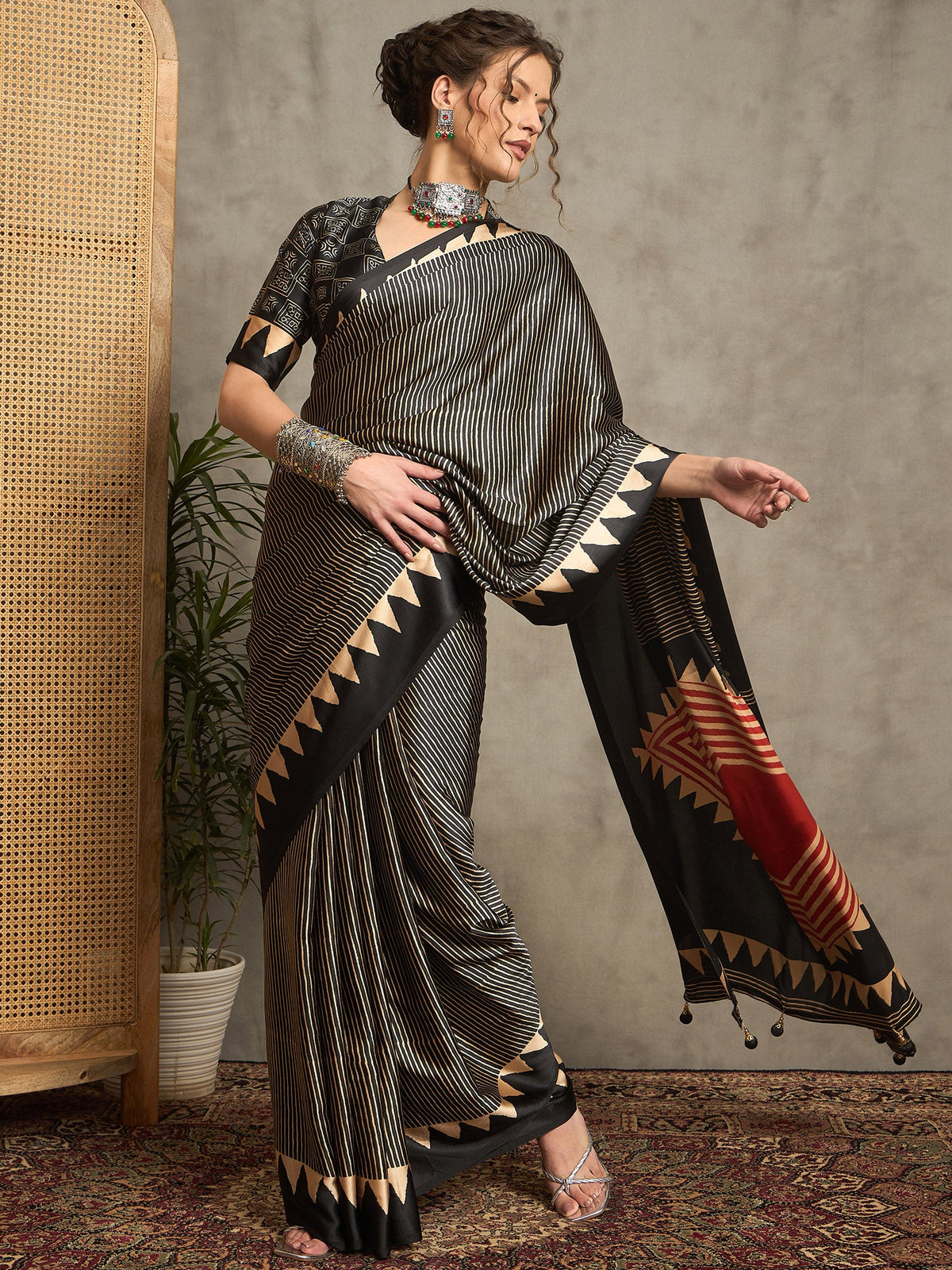 Women's Pure Crepe Black Printed Designer Saree With Blouse Piece