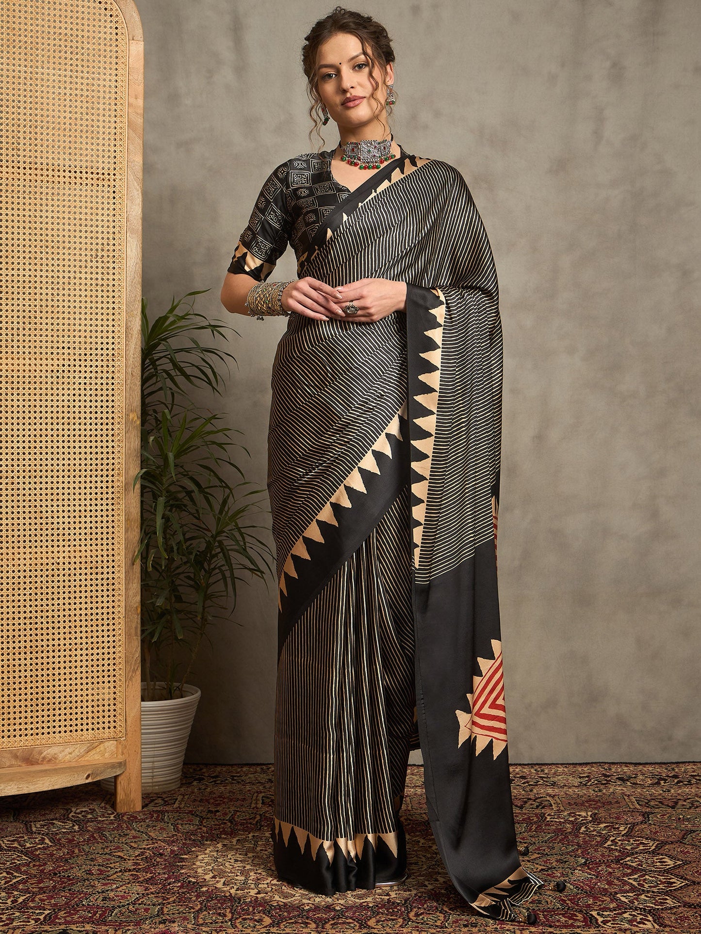 Women's Pure Crepe Black Printed Designer Saree With Blouse Piece