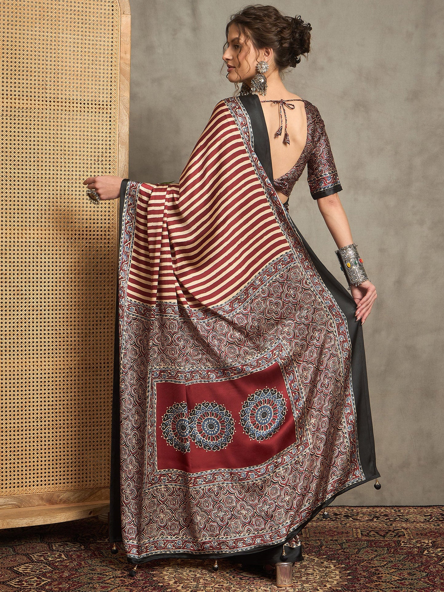 Women's Pure Crepe Black Printed Designer Saree With Blouse Piece