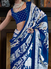 ساري نسائي أزرق مطبوع من الكريب مع قطعة بلوزة