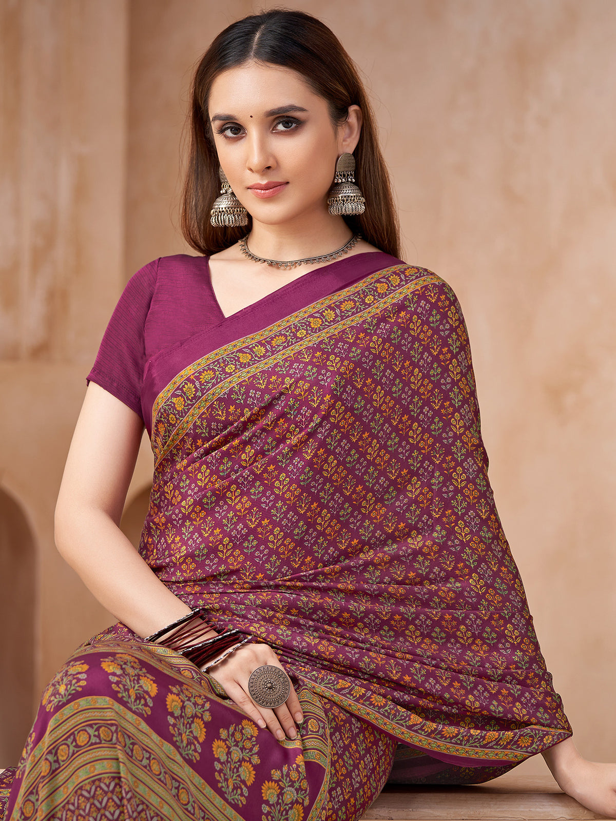 ساري نسائي من الكريب مطبوع باللون الأرجواني بتصميم أنيق مع قطعة بلوزة