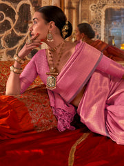 ساري نسائي وردي اللون بتصميم منسوج من مزيج الحرير مع قطعة بلوزة