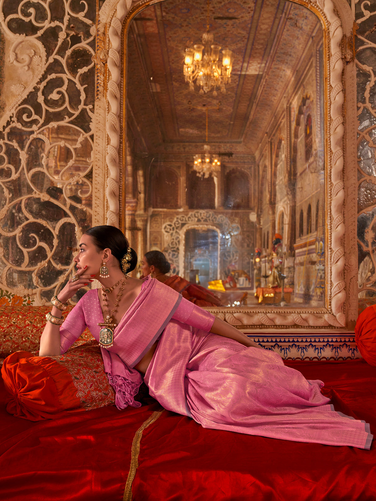 ساري نسائي وردي اللون بتصميم منسوج من مزيج الحرير مع قطعة بلوزة