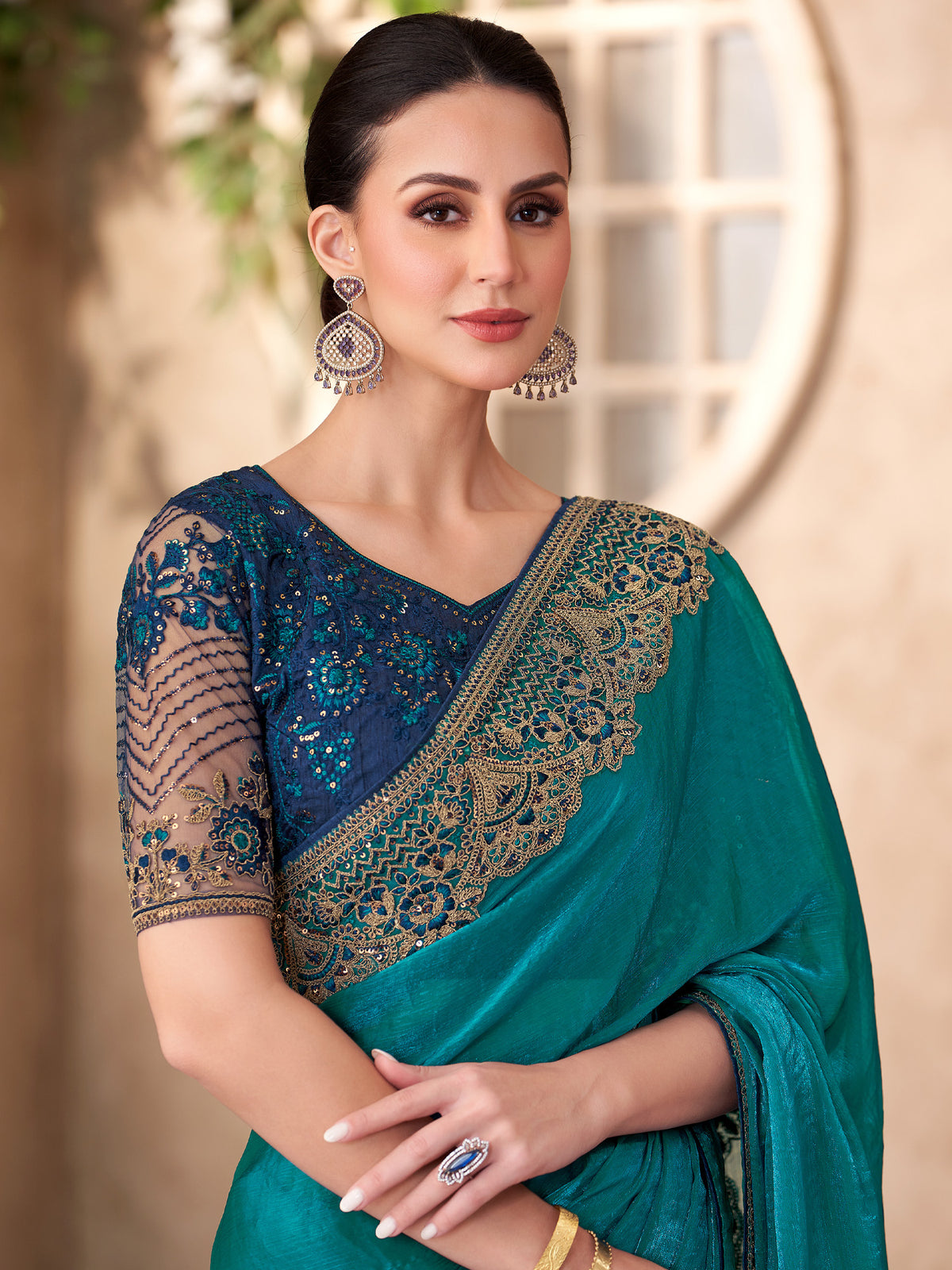 ساري نسائي من قماش الجورجيت بلون أخضر مخضر مزين بتطريزات، مع قطعة بلوزة.