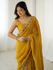 ساري نسائي من قماش التشو بلون الخردل مزين بتطريزات، مع قطعة بلوزة