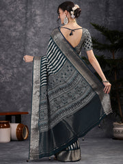 ساري نسائي من الفسكوز باللون الأزرق الداكن مطبوع رقميًا بتصميم أنيق مع قطعة بلوزة