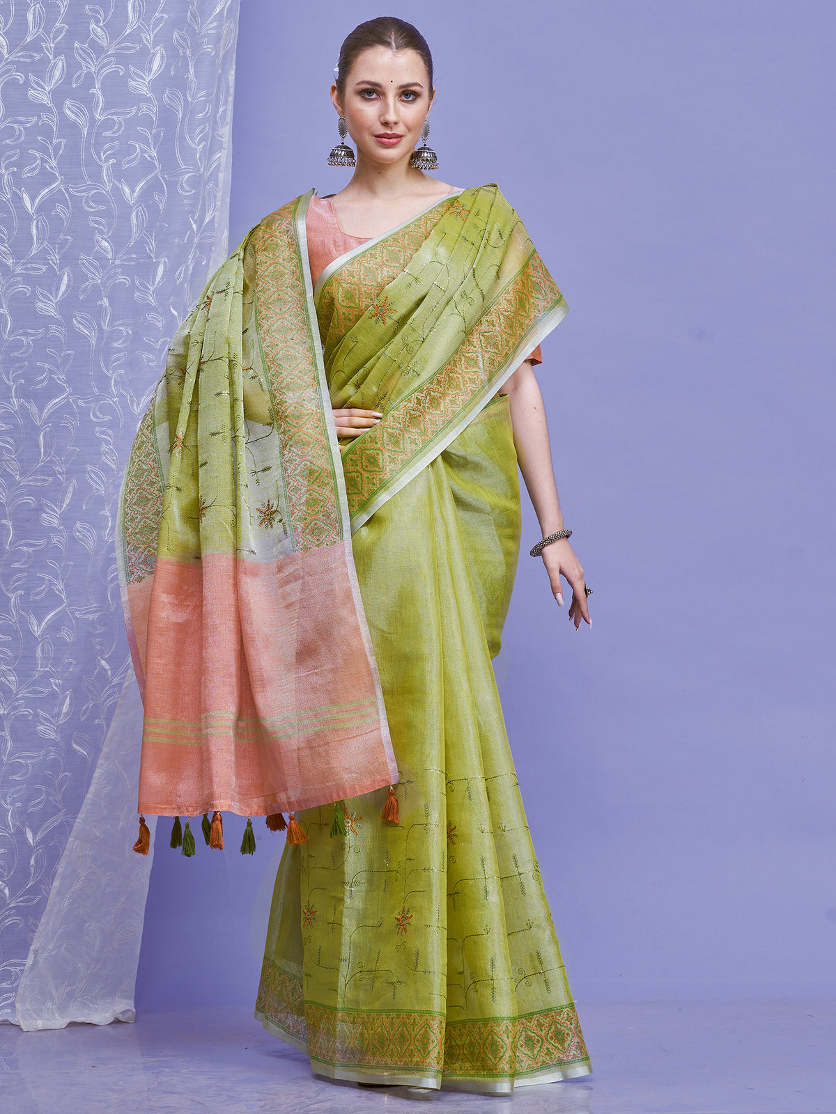 ساري نسائي من الكتان الأخضر الفاتح بتصميم منسوج مع قطعة بلوزة