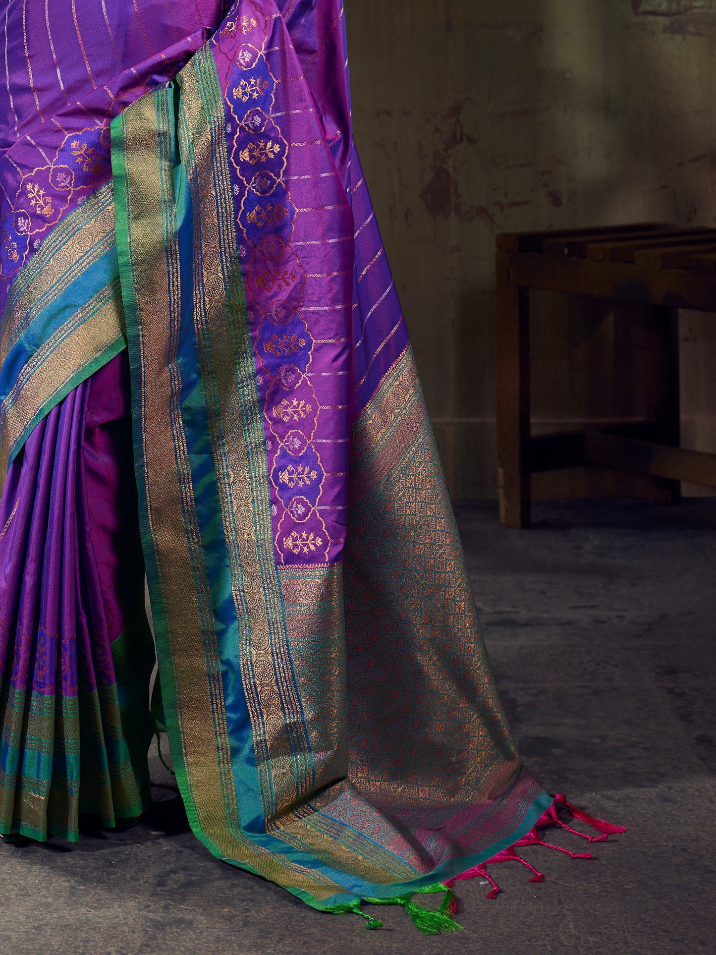 Women's Pure Silk Purple Woven Design Designer Saree With Blouse Piece
