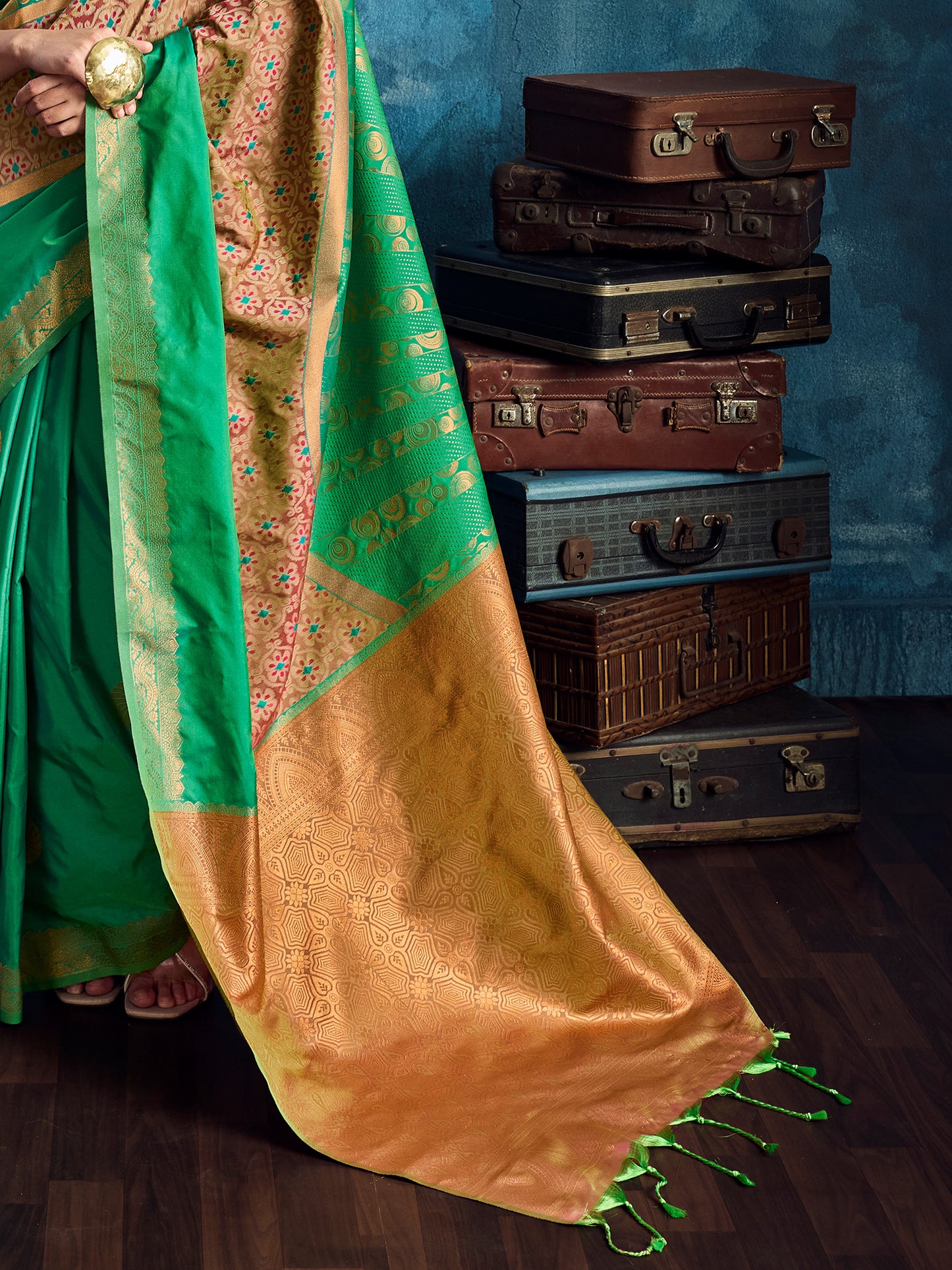Women's Pure Silk Green Woven Design Designer Saree With Blouse Piece