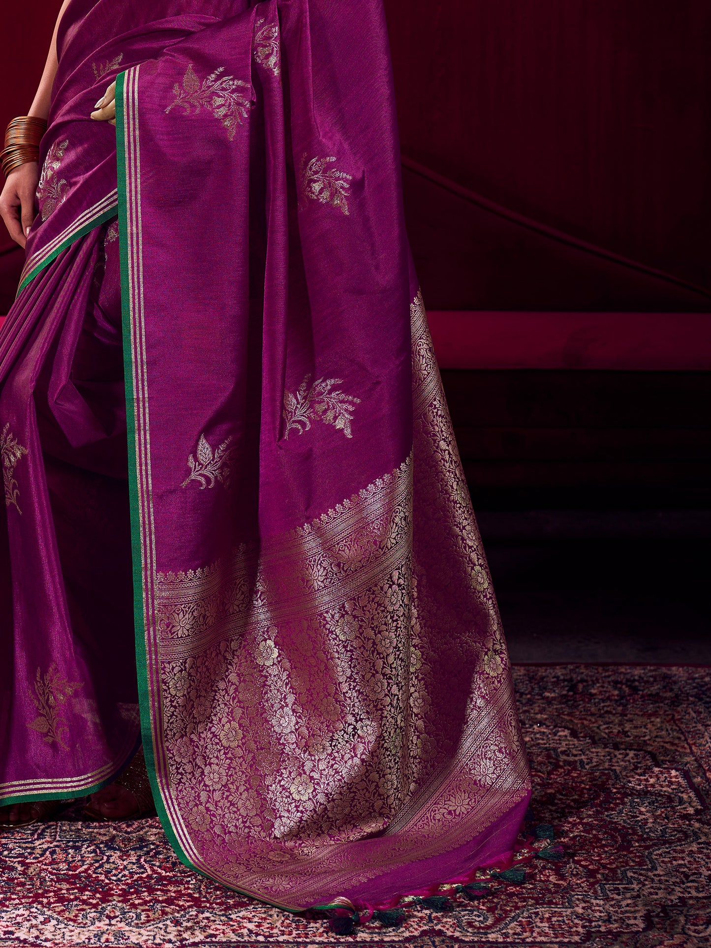 Women's Linen Magenta Woven Design Designer Saree With Blouse Piece