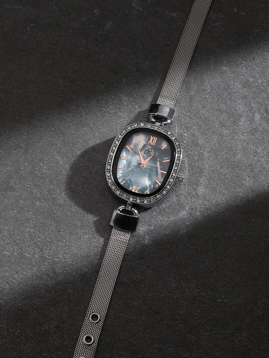 ساعة مربعة مزخرفة - أخضر زمردي