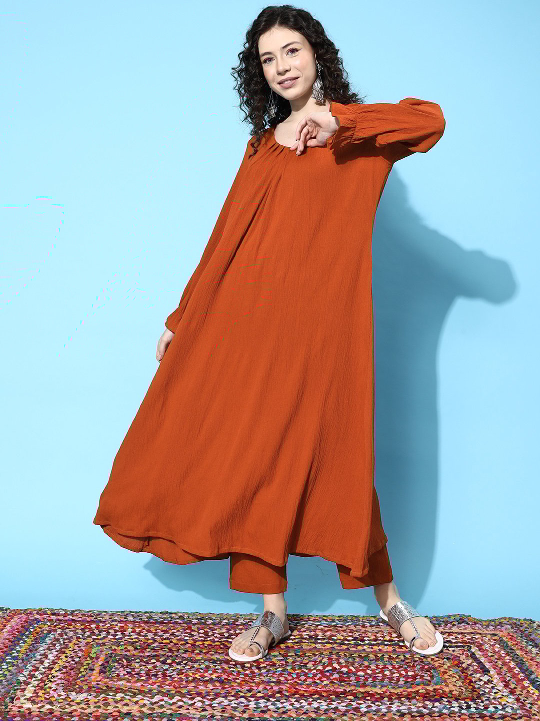 كورتا نسائية بلون الصدأ، بأكمام من الأسقف، بتصميم على شكل حرف A، مع جزء سفلي بلون متناغم