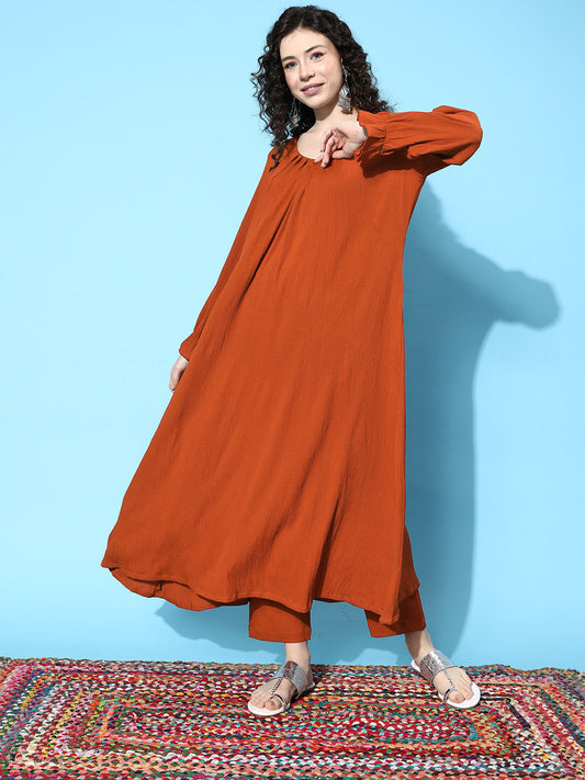 كورتا نسائية بلون الصدأ، بأكمام من الأسقف، بتصميم على شكل حرف A، مع جزء سفلي بلون متناغم
