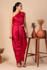 طقم ملابس الحفلات المنسق من Mush-One Shoulder Pink Top مع تنورة Dhoti Pink ذات طيات