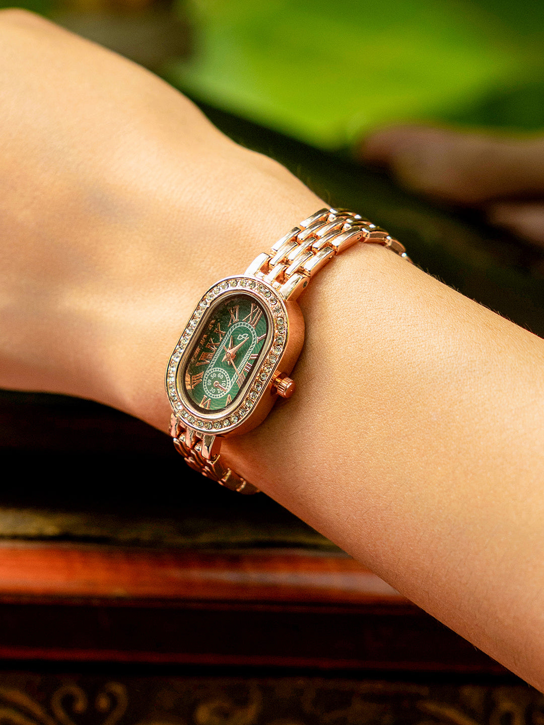 the embellished roman oval watch hswc6101