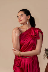 طقم ملابس الحفلات المنسق من Mush-One Shoulder Pink Top مع تنورة Dhoti Pink ذات طيات