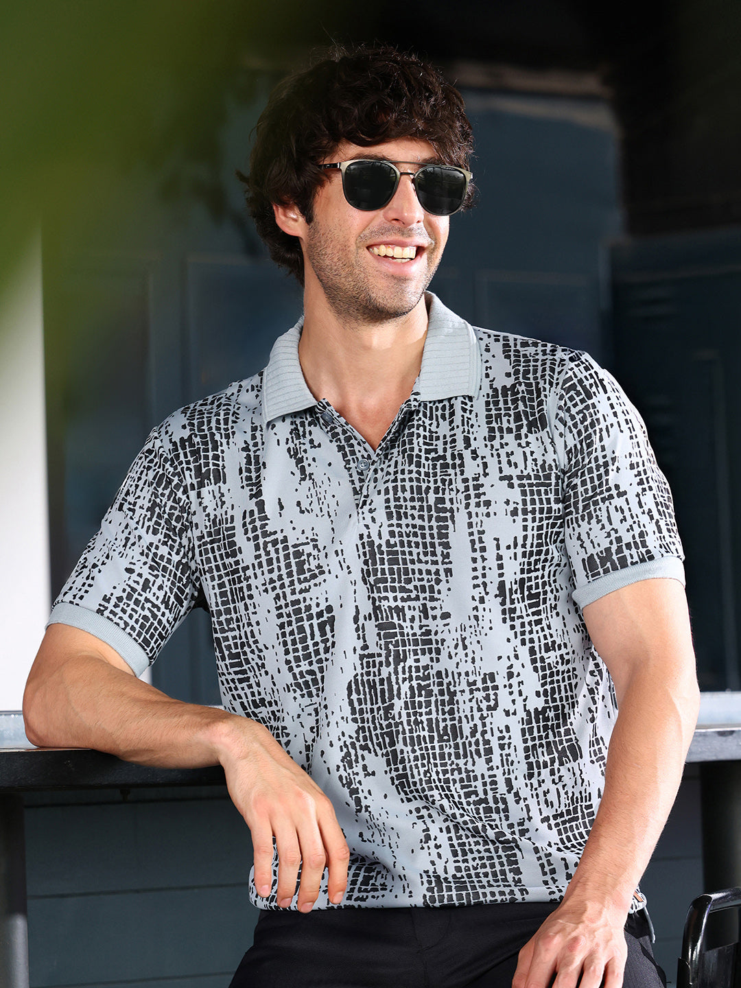 تيشيرت بولو بطبعة تجريدية تشبه الحصى