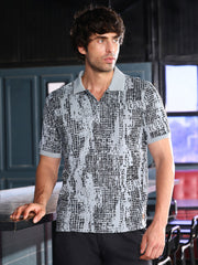 تيشيرت بولو بطبعة تجريدية تشبه الحصى