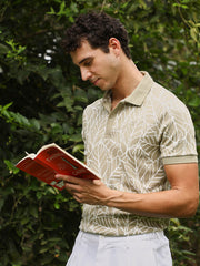 تيشيرت بولو بنقشة أوراق الشجر الجاكار