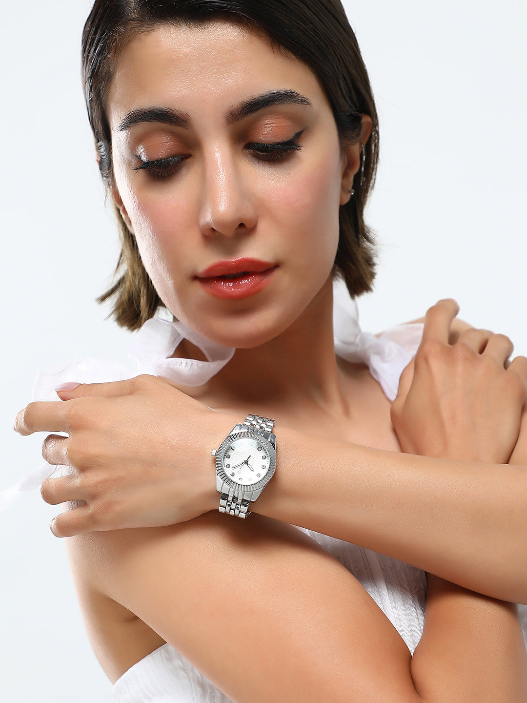 ساعة دائرية مضلعة بوصلة على شكل حرف H