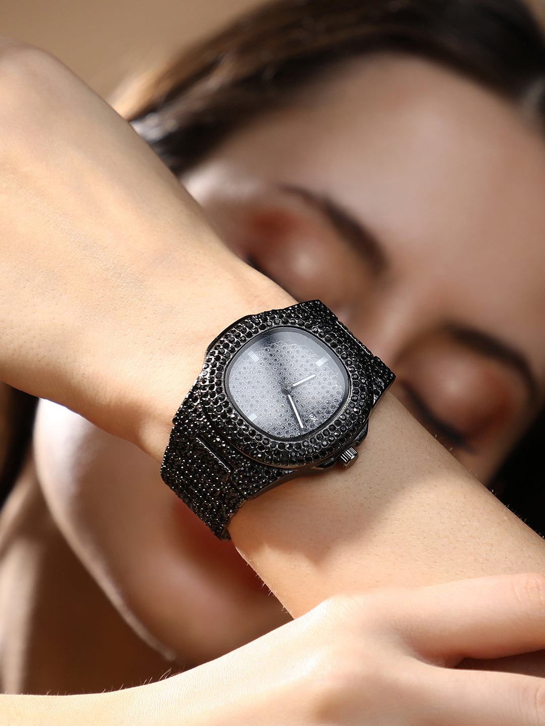 womens the bijou cirqe cushion watch onyx black hswc1424