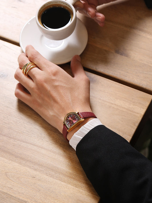 The Minimal Oval Watch - Classic Red