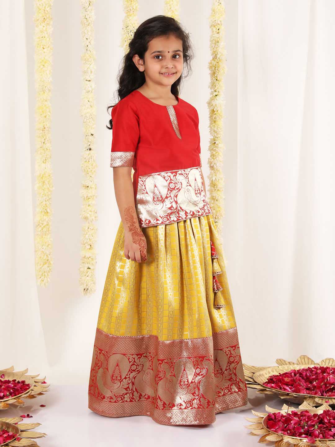 Vastramay - مجموعة Pavda Pattu Lehenga Choli للفتيات باللون الكستنائي والأصفر