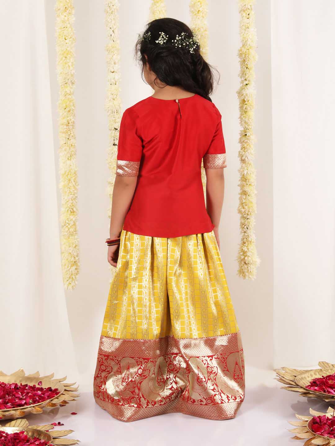 Vastramay - مجموعة Pavda Pattu Lehenga Choli للفتيات باللون الكستنائي والأصفر