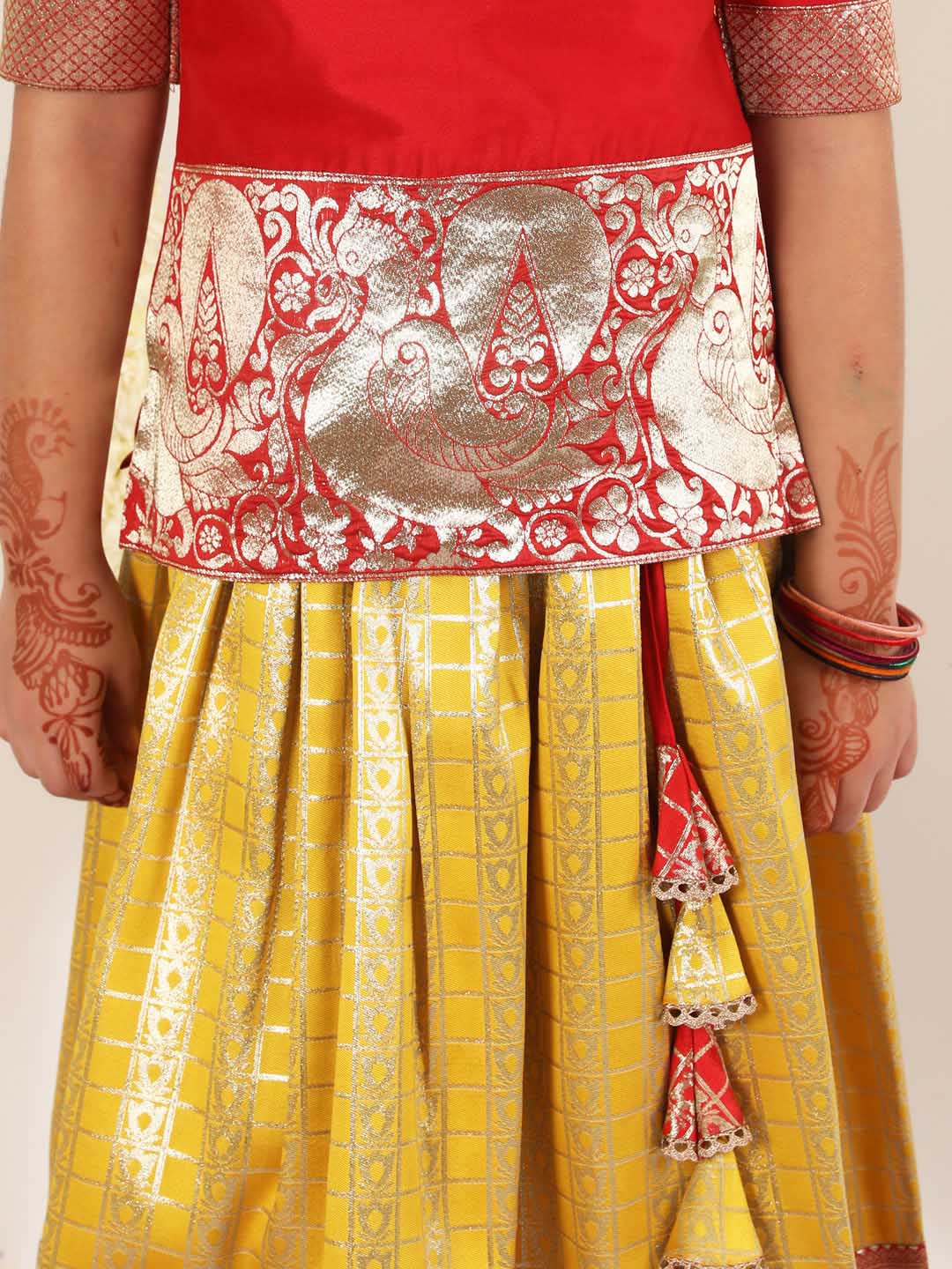 Vastramay - مجموعة Pavda Pattu Lehenga Choli للفتيات باللون الكستنائي والأصفر