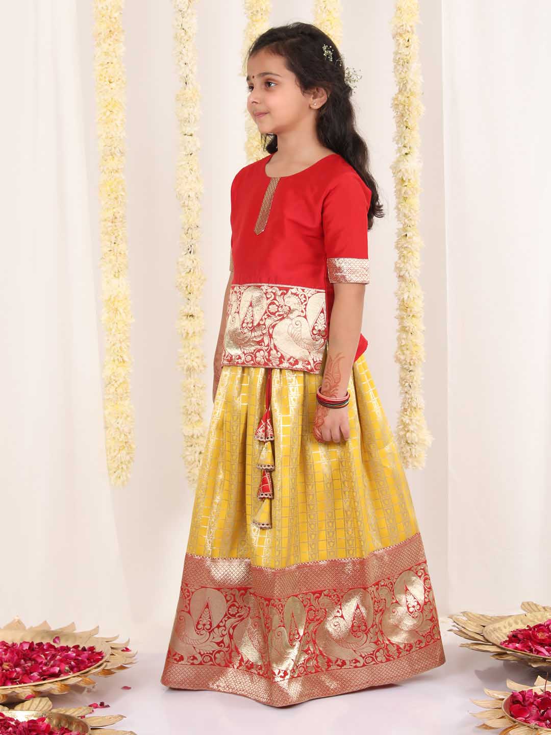 Vastramay - مجموعة Pavda Pattu Lehenga Choli للفتيات باللون الكستنائي والأصفر