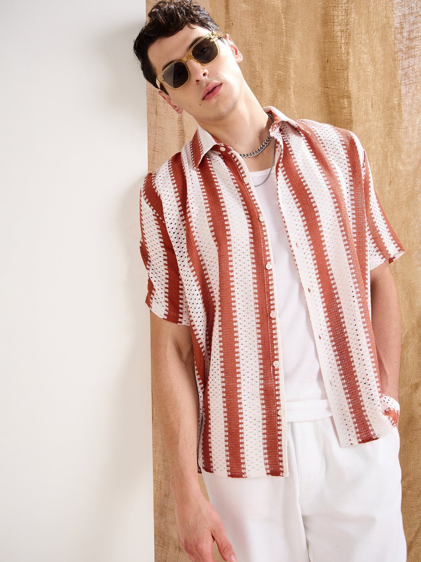 قميص رجالي من MASCLN SASSAFRAS - أبيض ومخطط باللون الصدأ، بقصة مريحة، مصنوع من الكروشيه