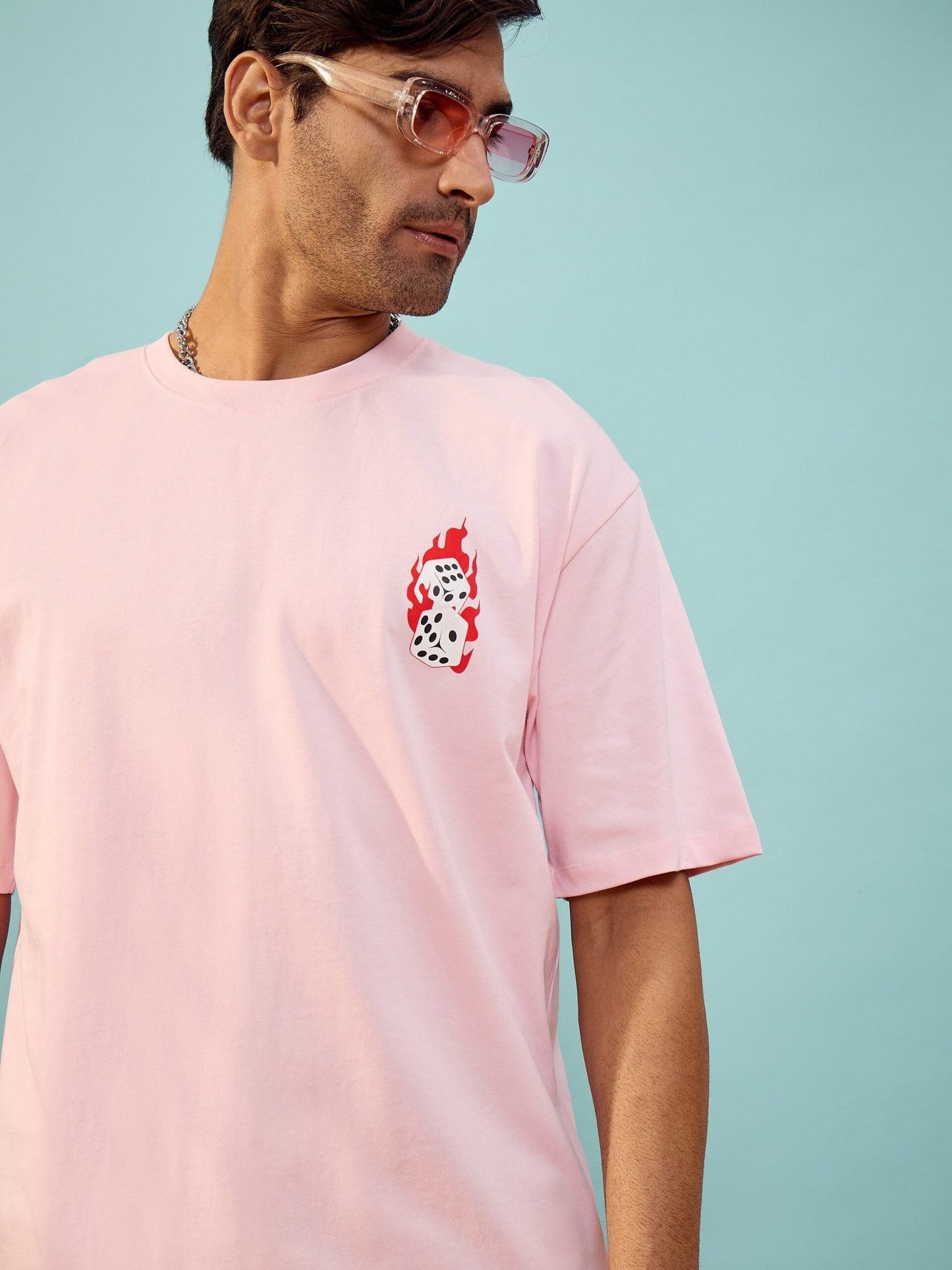 تيشيرت ماسكلن ساسافراس - تيشيرت للجنسين كبير الحجم بتصميم نرد وردي