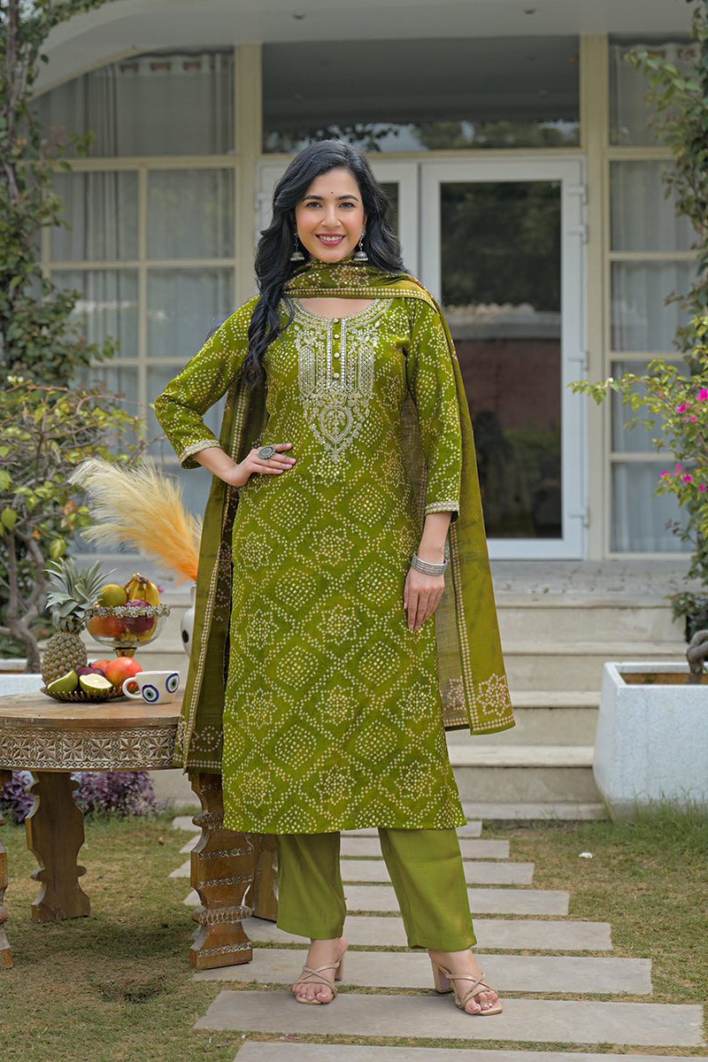 green silk blend bandhani embroidered straight kurta trousers with dupatta pkskd3107
