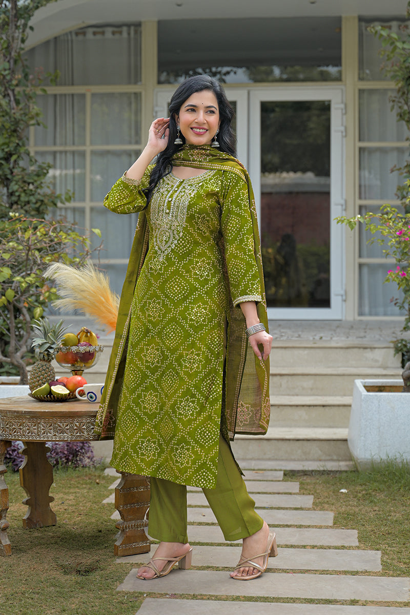 green silk blend bandhani embroidered straight kurta trousers with dupatta pkskd3107