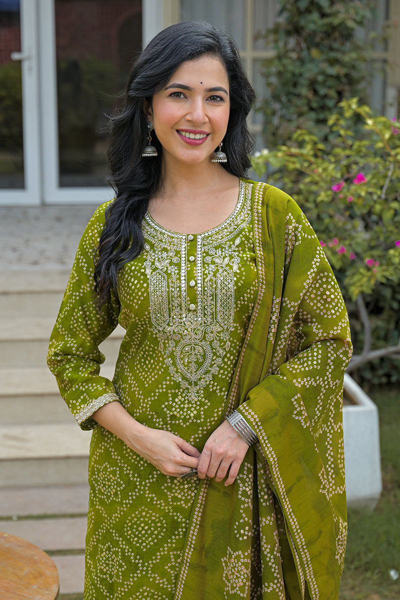 green silk blend bandhani embroidered straight kurta trousers with dupatta pkskd3107