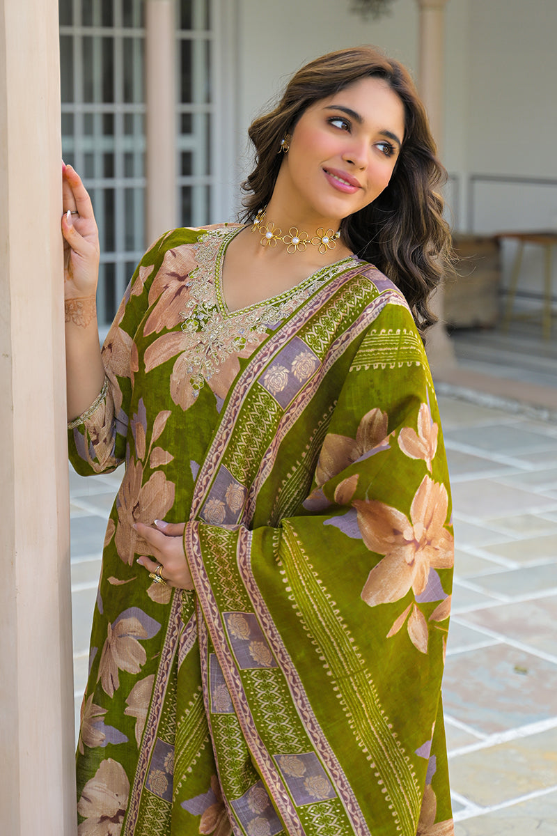 green viscose floral embroidered straight kurta trousers with dupatta pkskd3139