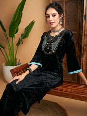 كورتا نسائية مستقيمة مطرزة من المخمل الأسود