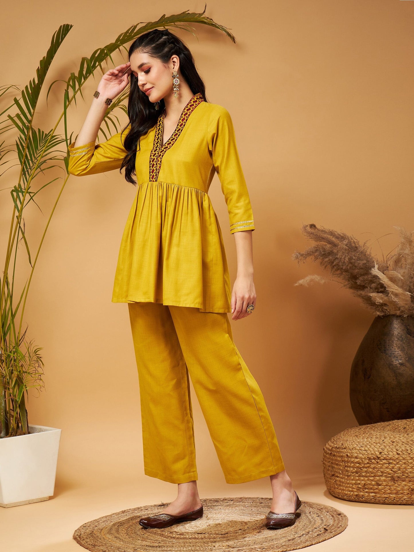 Shae by SASSAFRAS - بلوزة نسائية مطرزة باللون الخردلي مع بنطلونات واسعة