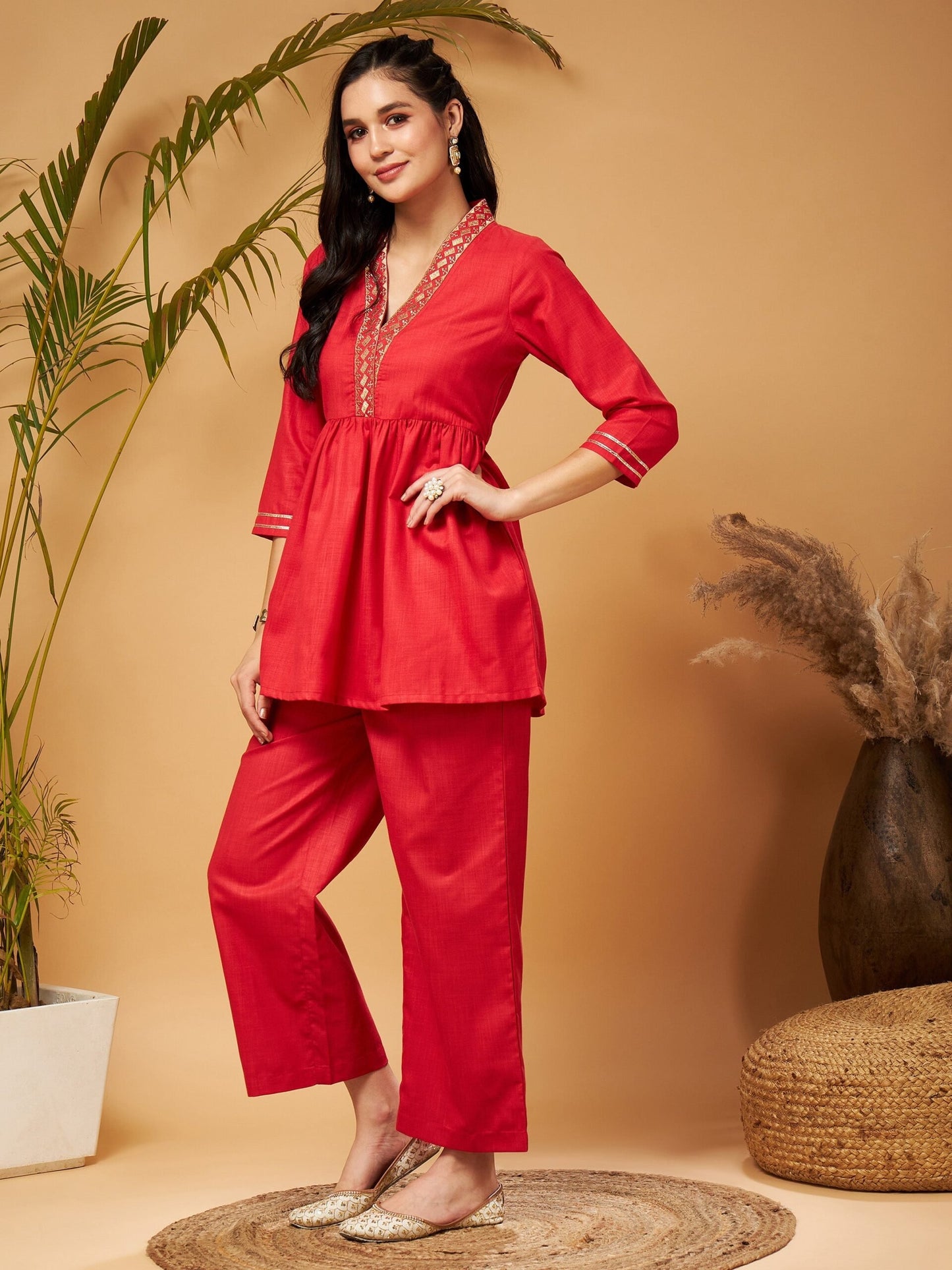 Shae by SASSAFRAS - بلوزة نسائية حمراء مطرزة ومكشكشة مع بنطلونات واسعة