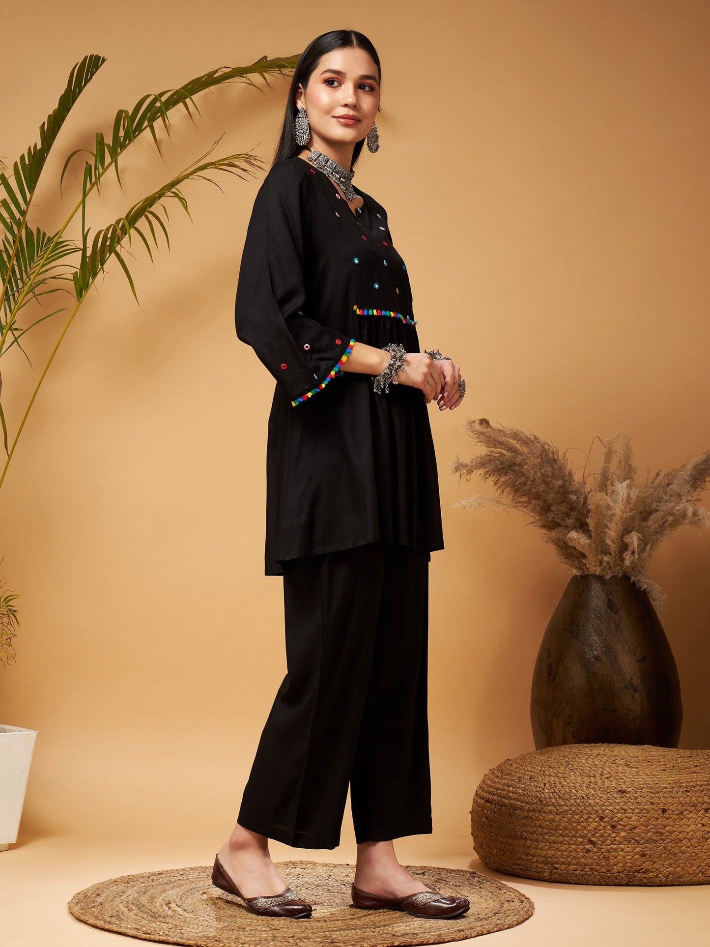 Shae by SASSAFRAS - بلوزة نسائية سوداء مطرزة بزخارف مرآوية مع بنطلونات واسعة