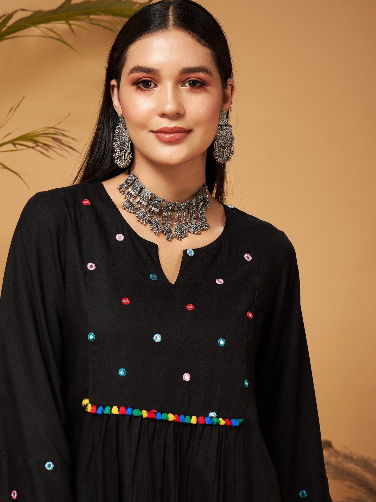 Shae by SASSAFRAS - بلوزة نسائية سوداء مطرزة بزخارف مرآوية مع بنطلونات واسعة