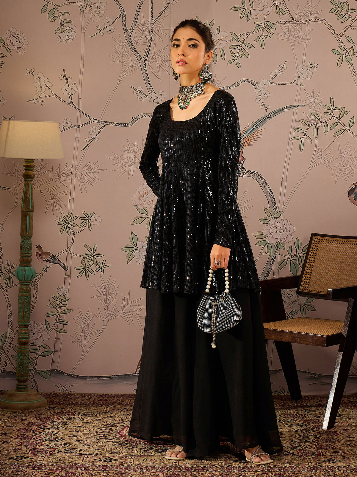 بلوزة نسائية سوداء مزينة بالترتر بتصميم بيبلوم مع بنطال واسع