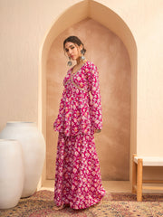 بلوزة نسائية حمراء مزهرة من قماش الكامبريك بتصميم بيبلوم مع بنطال شارارا