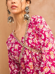 بلوزة نسائية حمراء مزهرة من قماش الكامبريك بتصميم بيبلوم مع بنطال شارارا