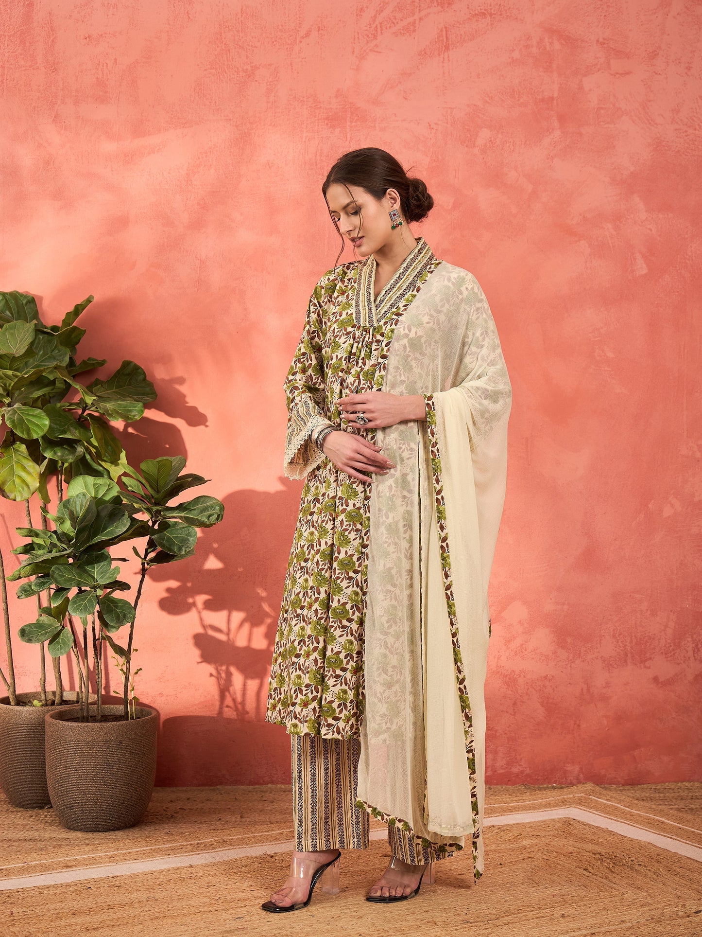 Women Off White & Green Floral Kurta With Pencil Pants & Dupatta