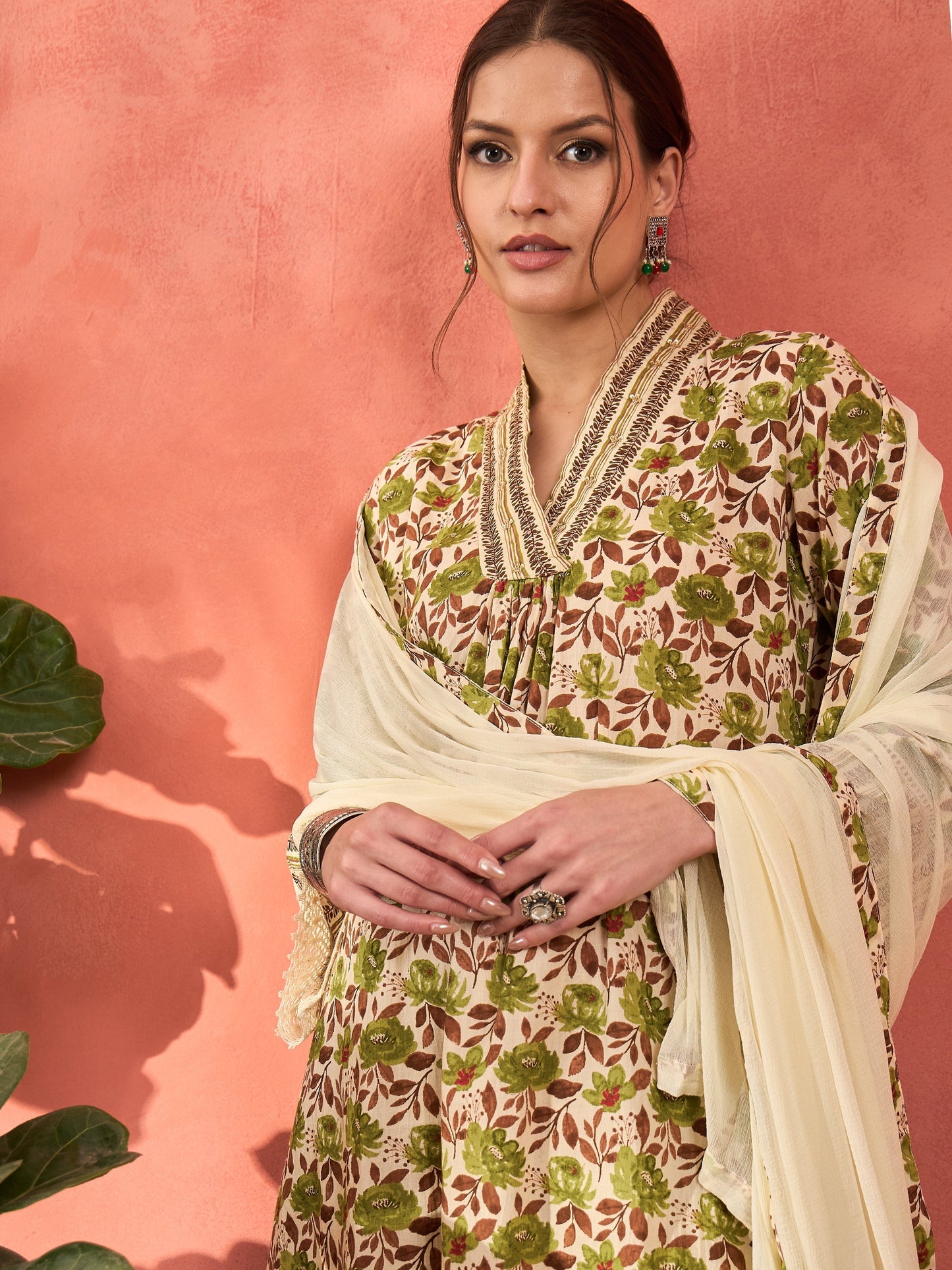 Women Off White & Green Floral Kurta With Pencil Pants & Dupatta