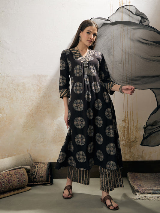 Women Black Geometric Print V Neck Kurta With Pencil Pants & Dupatta