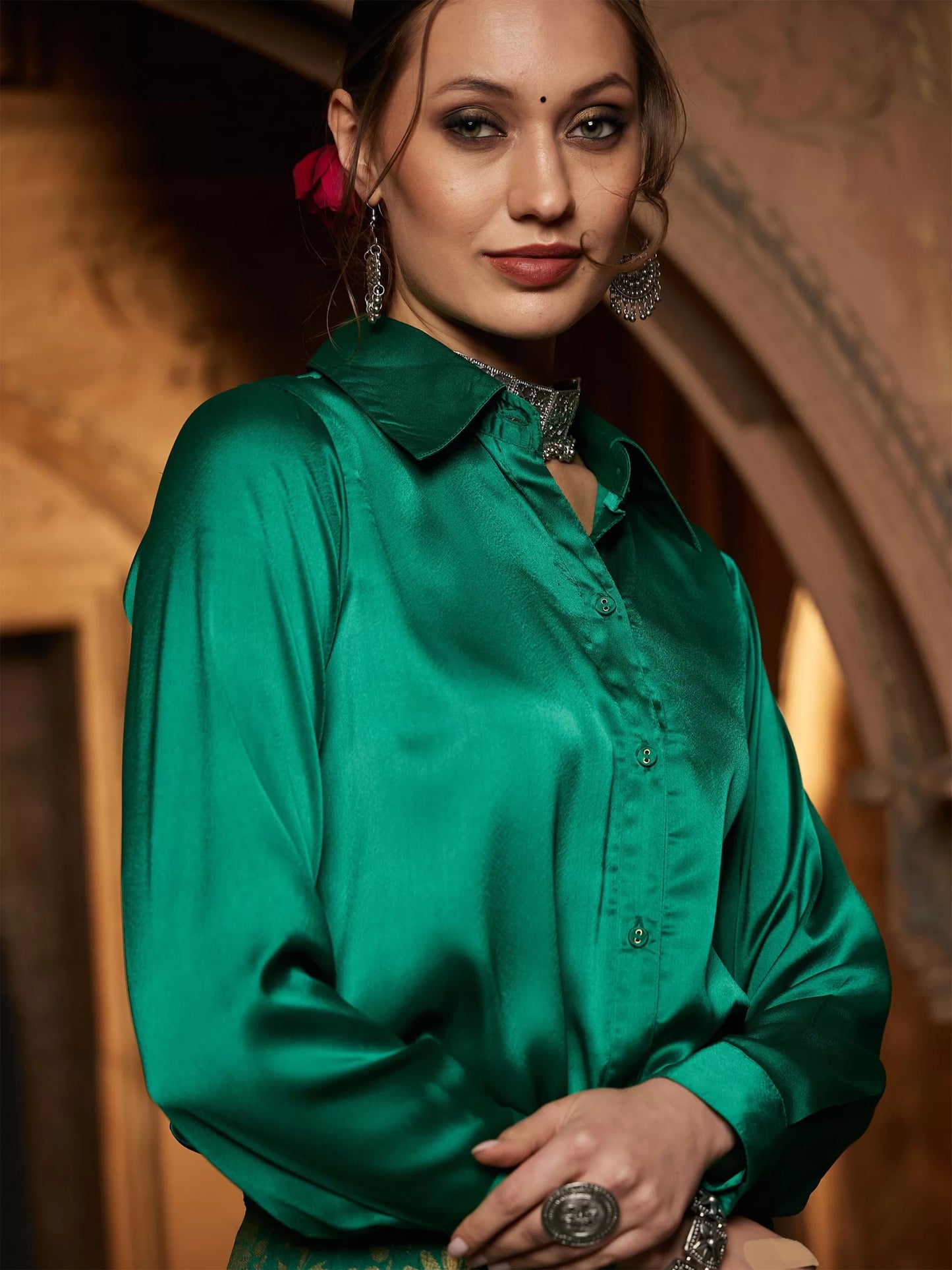 قميص نسائي عادي من الساتان باللون الأخضر من Shae by SASSAFRAS